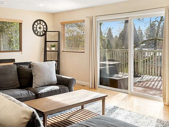 4th image of 2738 SW Moss St