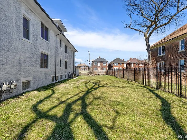 2080 Gladstone St #1 — Photo 35