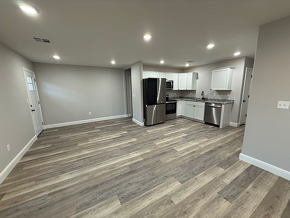 4th image of 117 W Lewis St