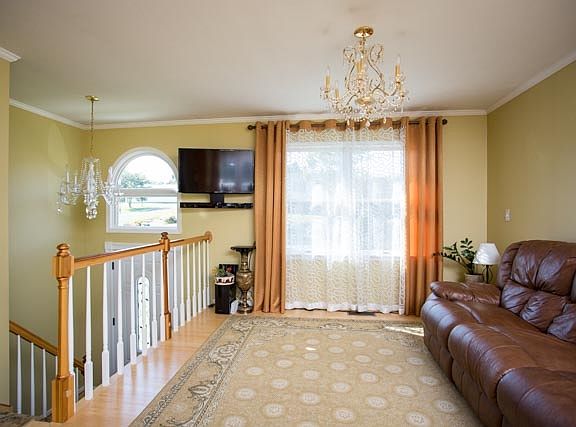5th image of 230 Stoneleigh Dr