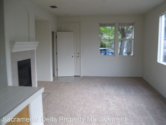 3rd image of 1585 Coit Pl