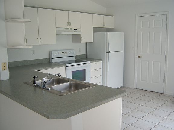 3rd image of 703 River Oak Cir