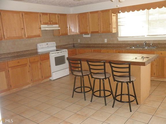 3rd image of 160 Old Pond Ln