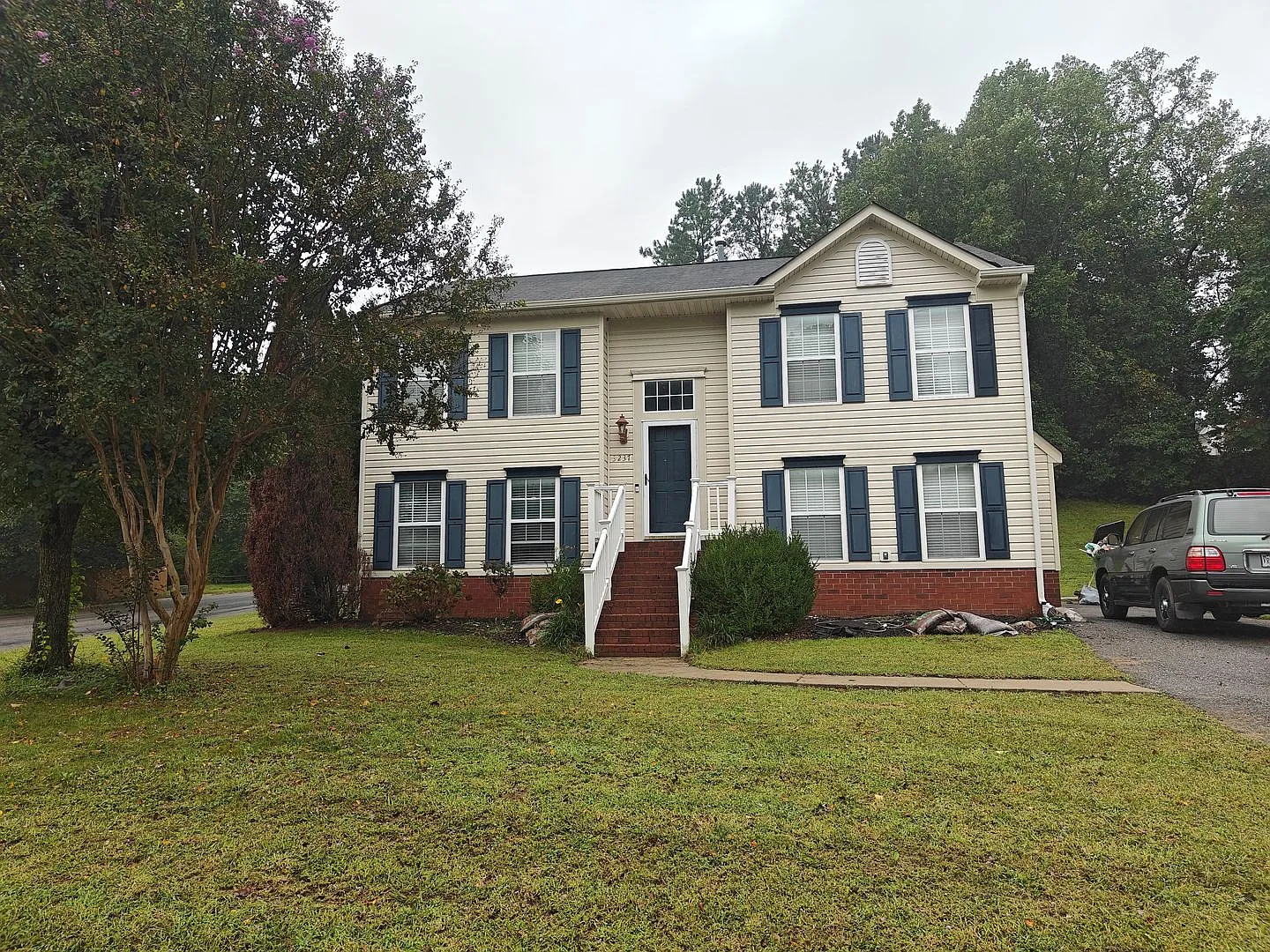 4 bedroom home — Photo 1