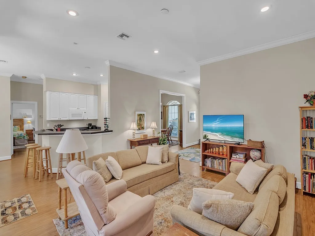 3 bed, 2449 sqft, $10,000 — Photo 4