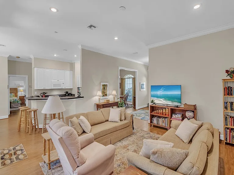 2225 Seaside St — Photo 4