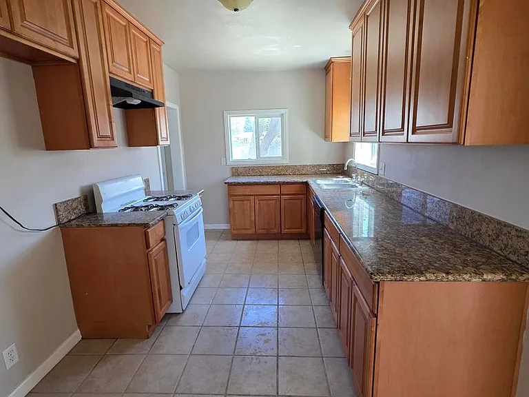 2641 N Arrowhead Ave — Photo 14