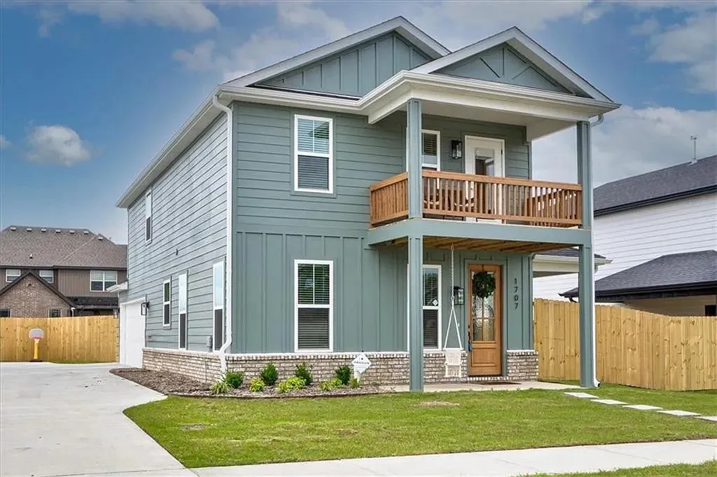 3 bed, 2.5 bath, 1704 sqft, $2,200 — Photo 1