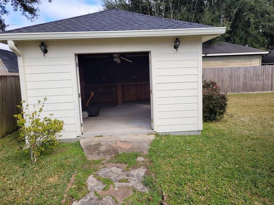 2nd image of 1050 Meadow Ln