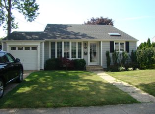 376 E Lake Ave, Massapequa Park, NY 11762