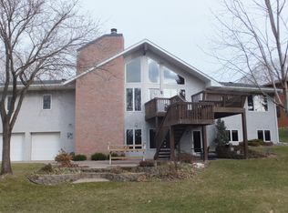 390 Sandhurst Cir, Roseville, MN 55113