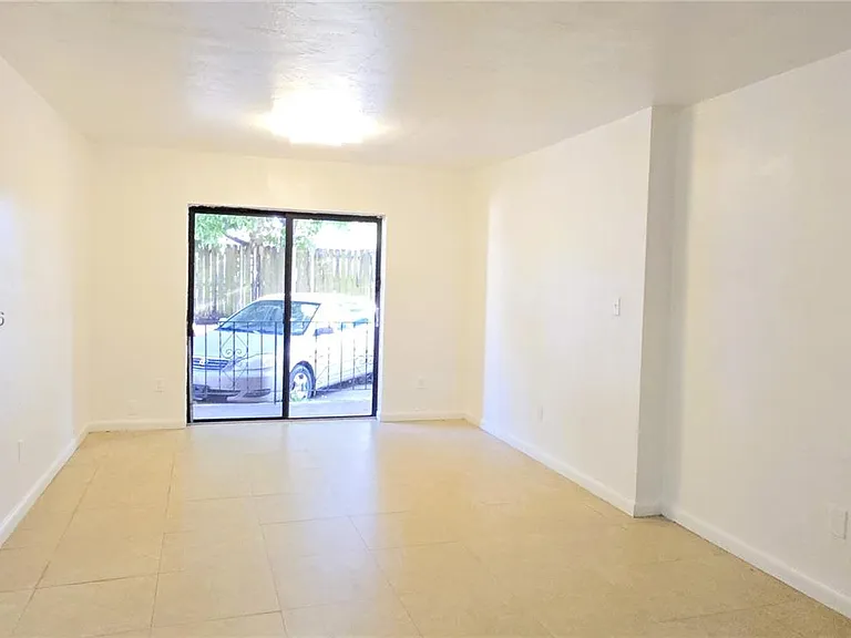 718 SE 8th St #1 — Photo 2