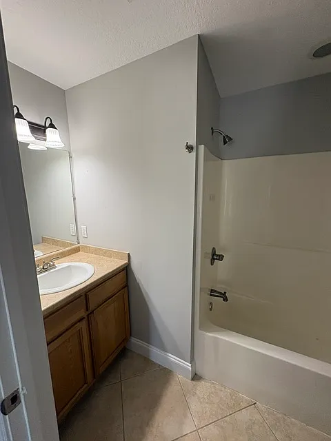 2 bed, 2.5 bath, 1296 sqft, $1,900 — Photo 3