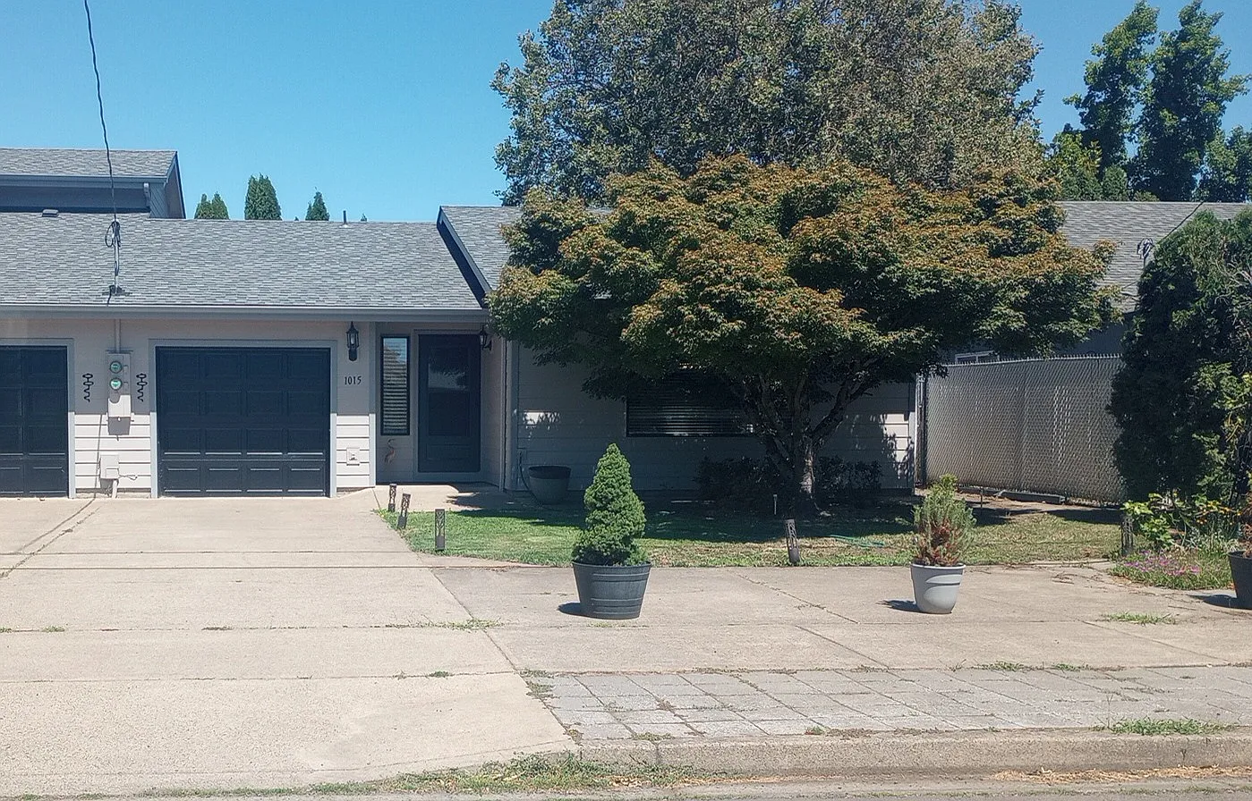 1015 Clinton Dr — Photo 1