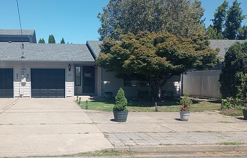 1015 Clinton Dr Photo 1