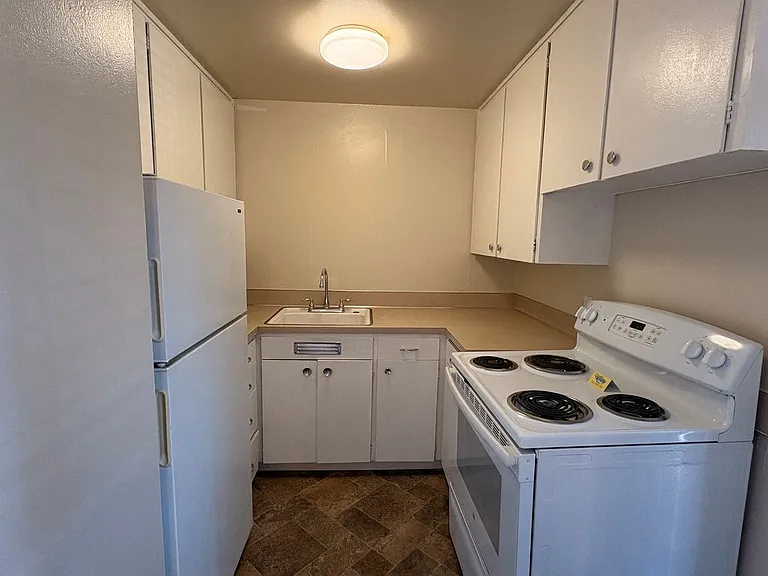 C2402 - Maple Court Apartments — Photo 26