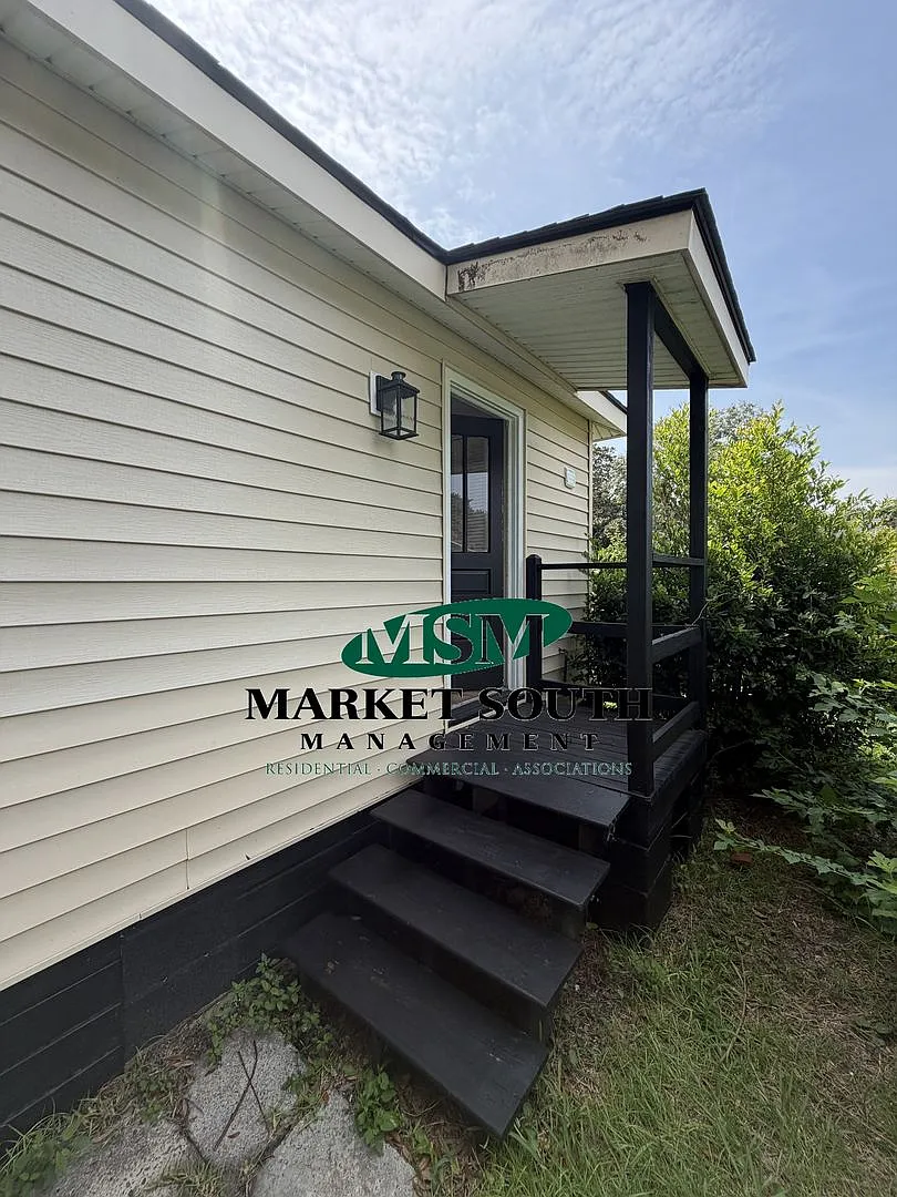 Eastside Cottage- Beautiful Renovation! — Photo 2