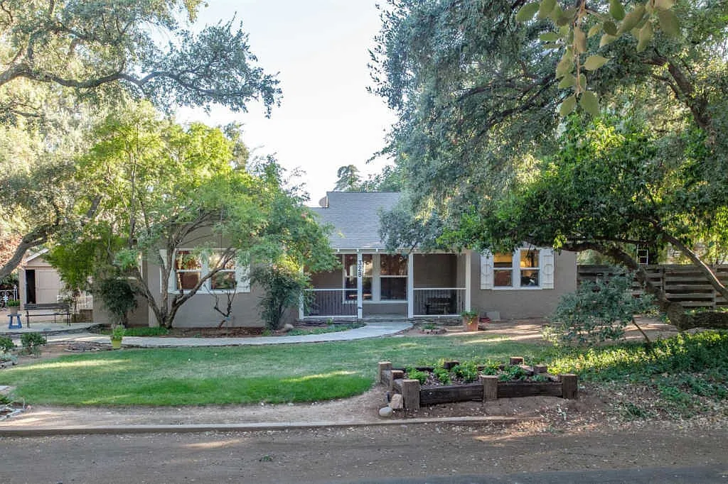 328 E Sussex Way photo 1