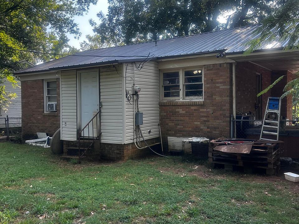 2nd image of 142 College St