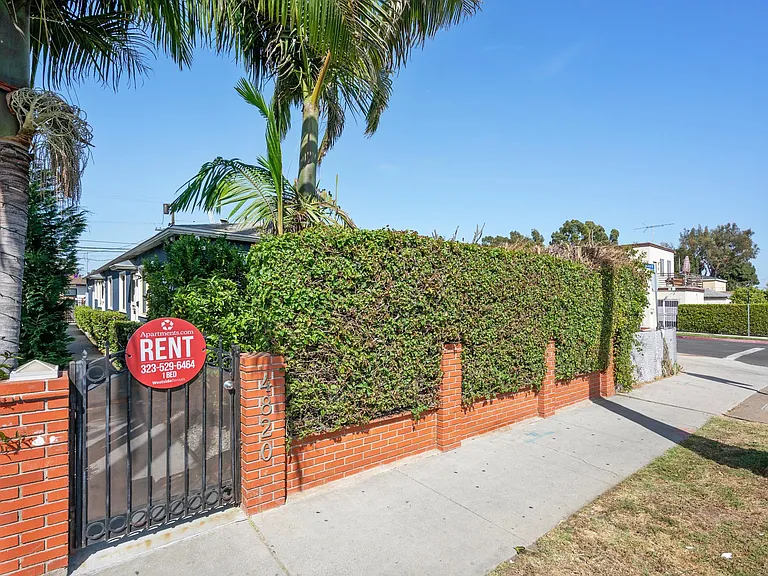 4820 Inglewood Blvd — Photo 1