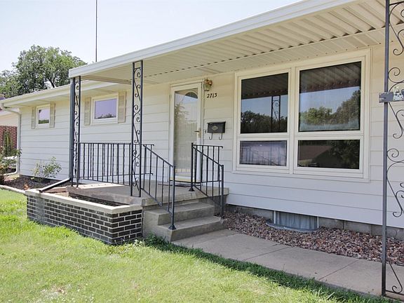 3rd image of 2713 Hillcrest Dr