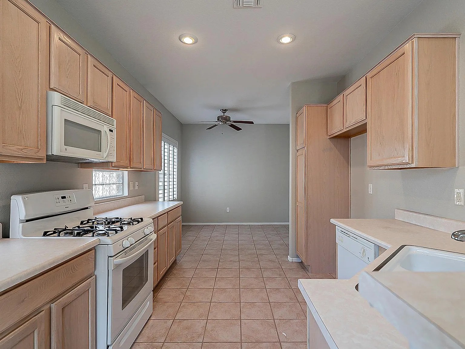 3 bed, 1590 sqft, $2,280 — Photo 3