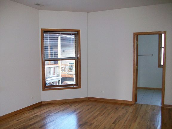 3rd image of 976 W Cuyler Ave APT 3