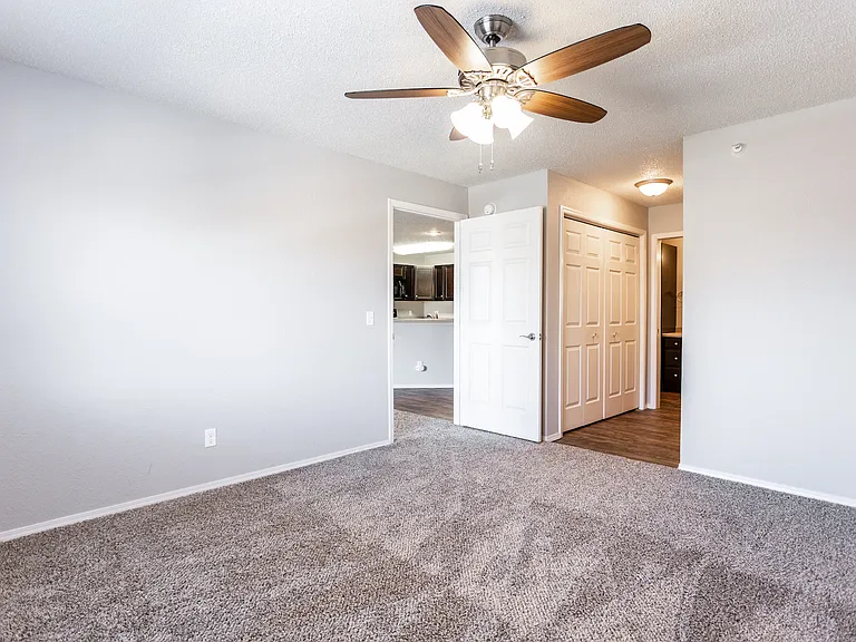 Royal Oak Apartments — Photo 11