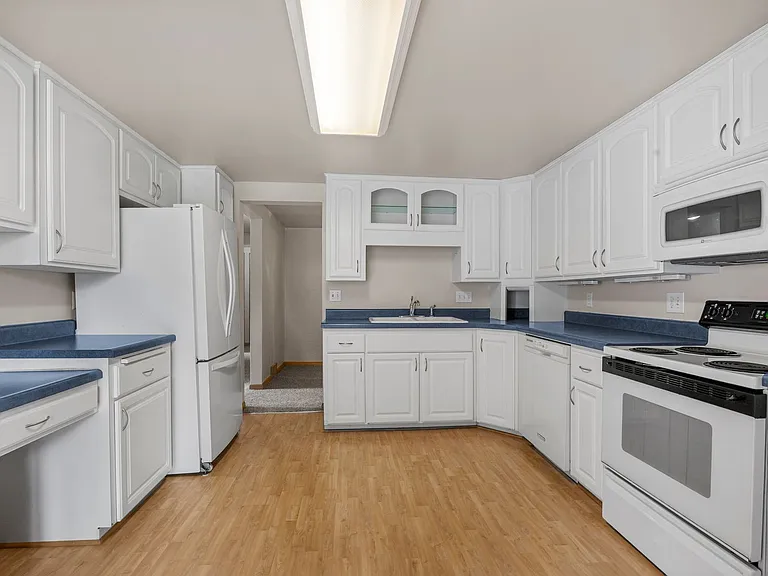 3401 Seneca Ave — Photo 3