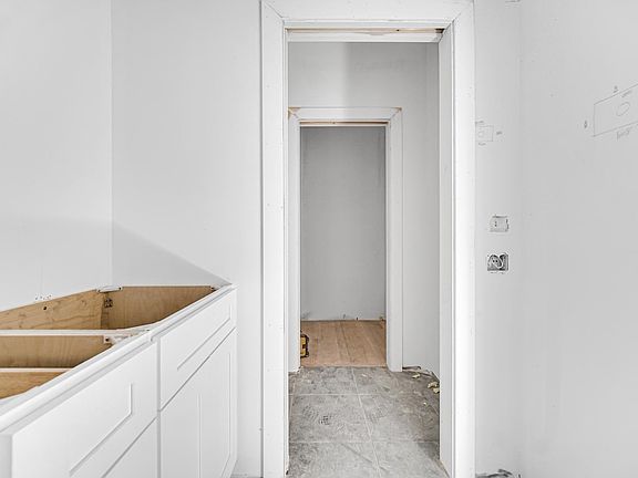 5th image of 3109 S Giles Ave #3N