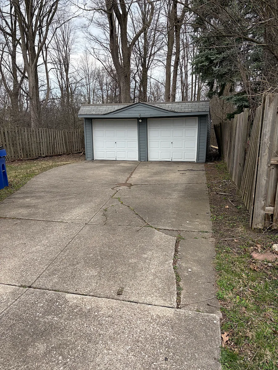 Building Photo - 9025 Laisy Ave