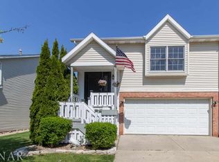 6 Reading Rd, Bloomington, IL 61701