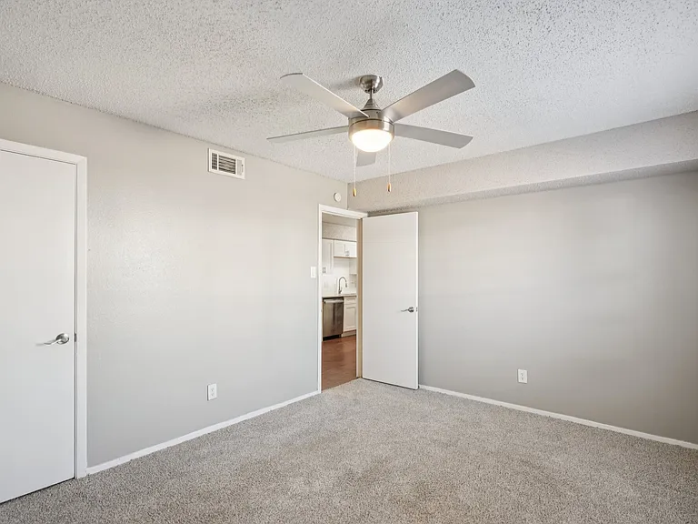 5644 Riverwalk Dr — Photo 40