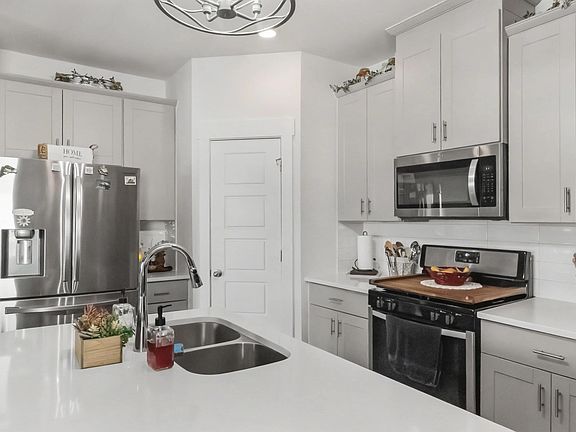 5th image of 826 Thread Way