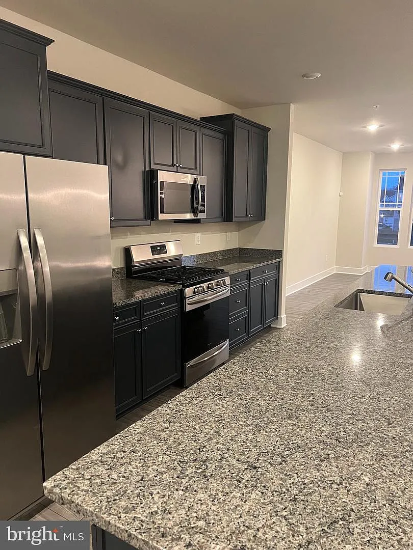 3 bed, 5.0 bath, 3020 sqft, $3,800 — Photo 4