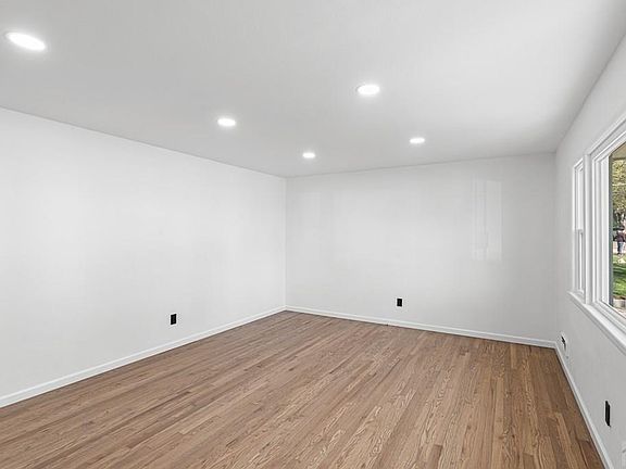 5th image of 1121 Alexander Cir