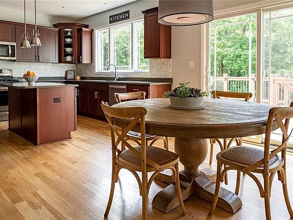 5th image of 416 Hidden Meadow Dr
