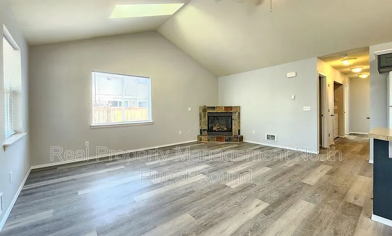 3 bed, 2.0 bath, 1144 sqft, $2,650 — Photo 4