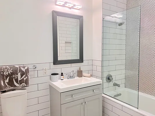 Rented by R New York | media 8