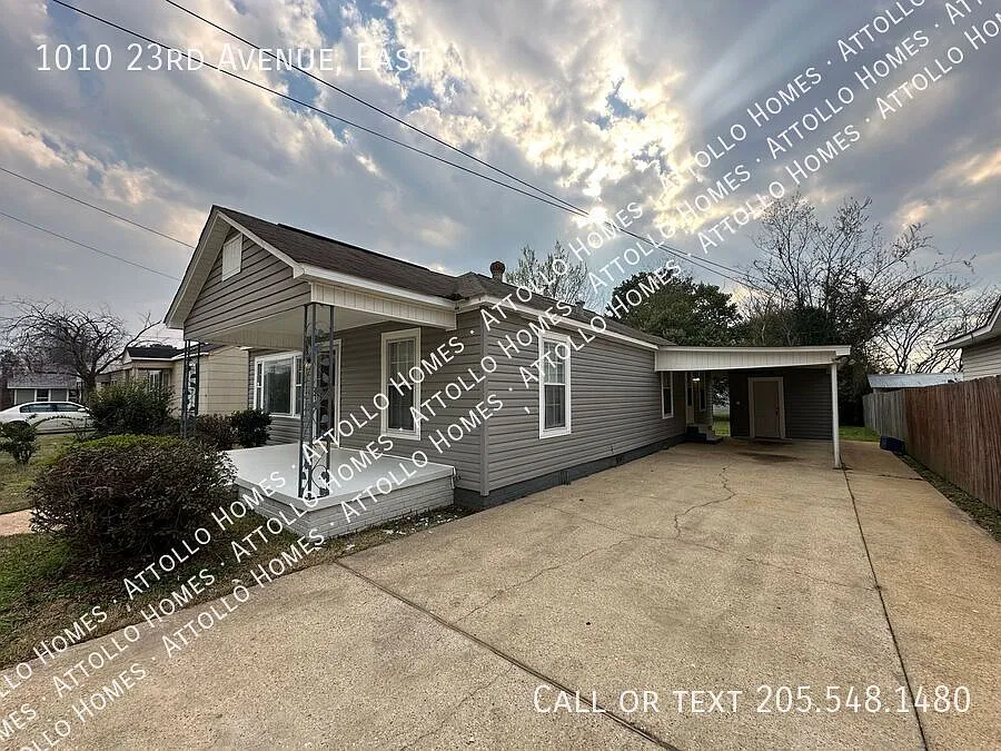 3 Bedroom Home Near UA | Spacious Backyard & Carport — Photo 3