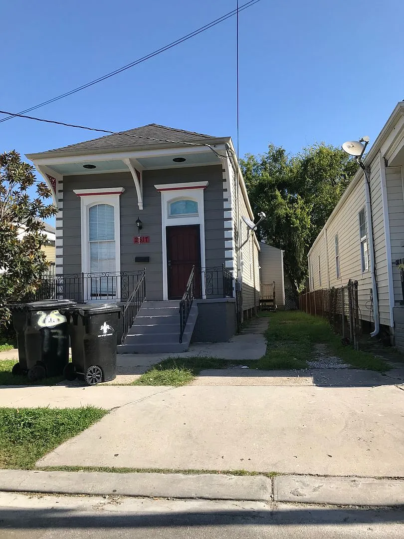 Spacious 3 Br/2 Ba Rental In Mid-City With Backyard And Driveway (Section 8 Not Accepted) — Photo 1