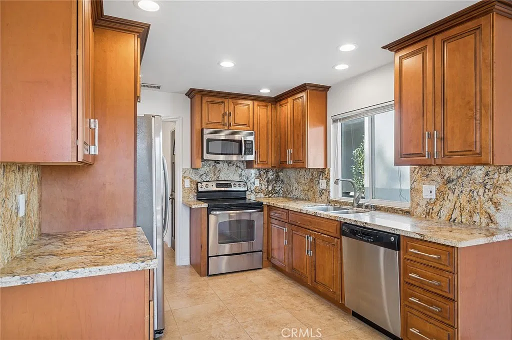 2 bed, 1100 sqft, $4,950 — Photo 3