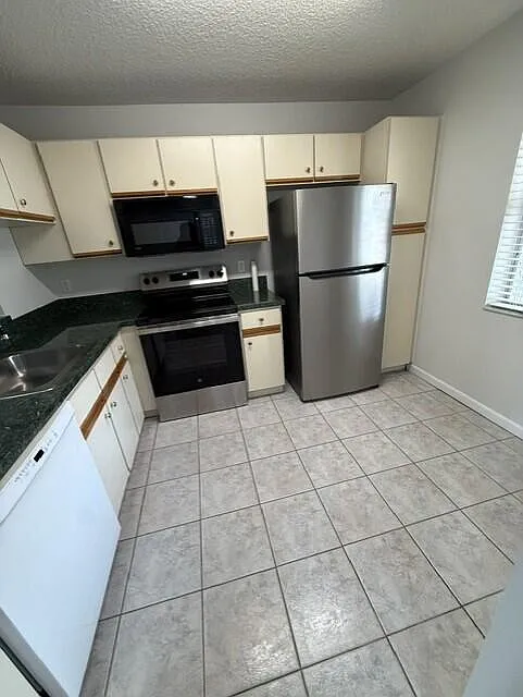 1 bed, 1.5 bath, 750 sqft, $1,550 — Photo 2