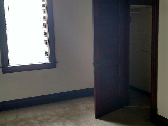 BEDROOM WITH CLOSET