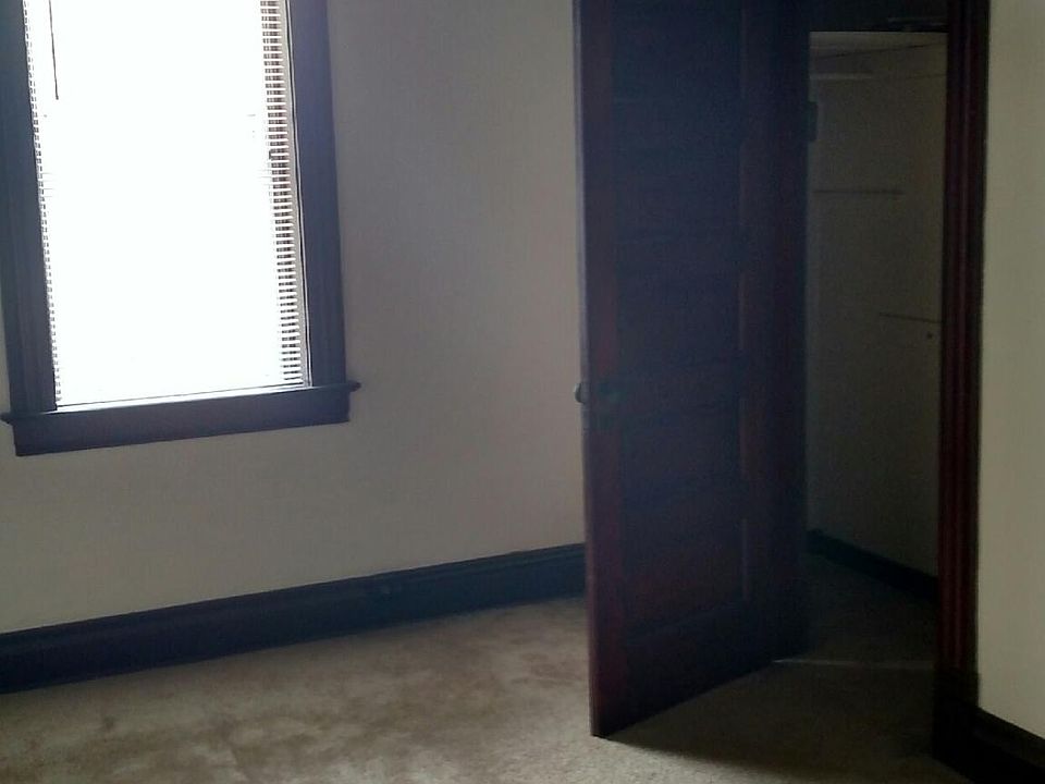 BEDROOM WITH CLOSET