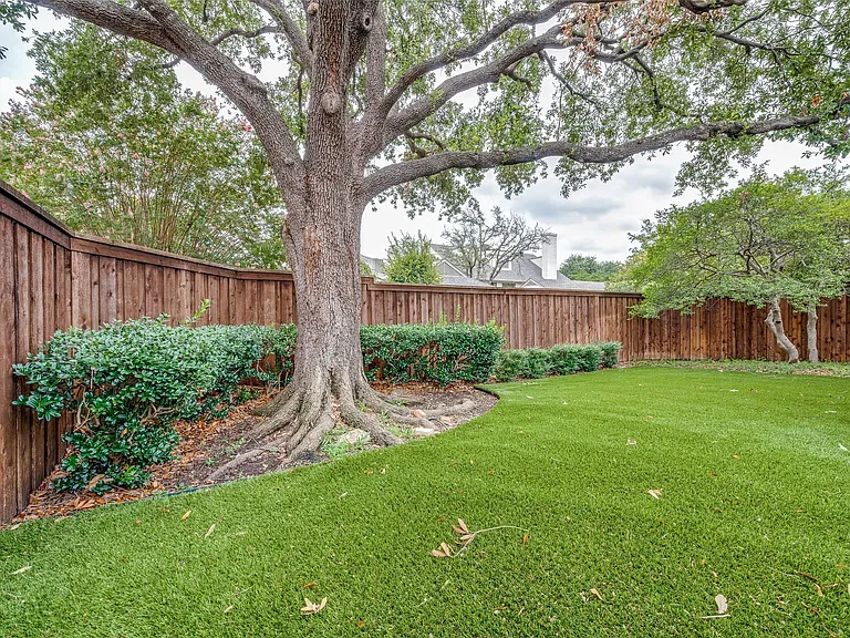 Fenced backyard great for pets
