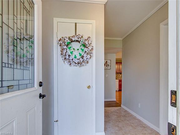 3rd image of 10 Cranwood Ct