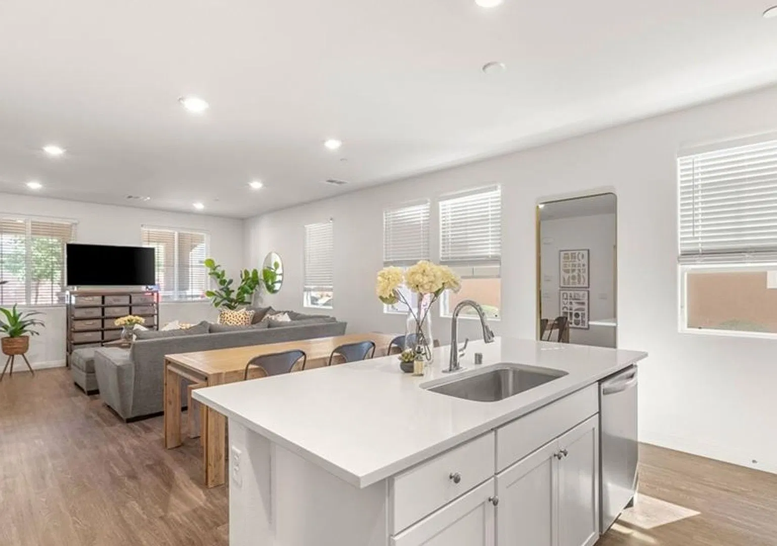 Inspirada town home with attached 2 car garage. — Photo 4