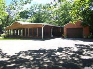 102 Raynor Rd, Ridge, NY 11961