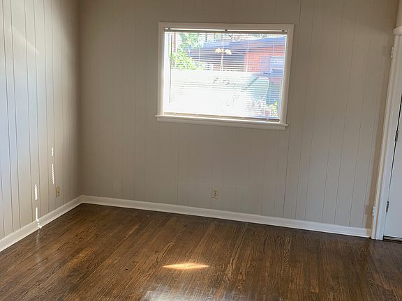 3rd image of 3930 Montclair Rd